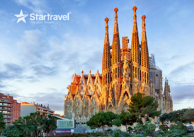 Tham quan Thánh đường Sagrada Familia - Công trình xuyên thế kỷ của Barcelona cùng du thuyền Allure of the Seas