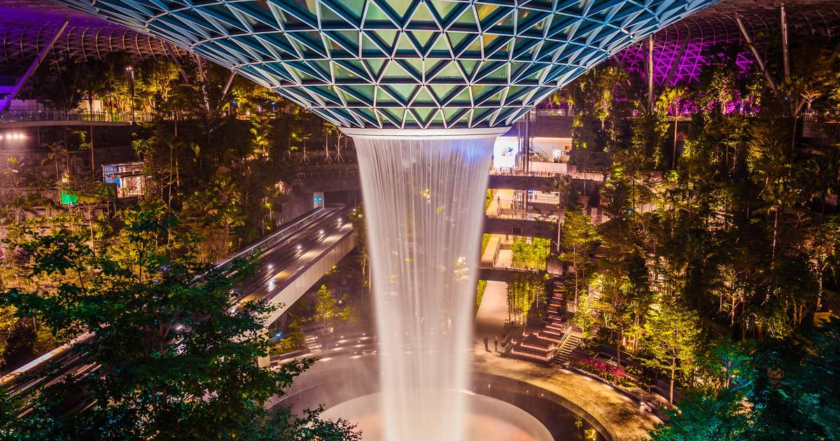 Ngày 1: Thủ tục hàng không | Khởi hành đến Brisbane (quá cảnh tại Singapore)