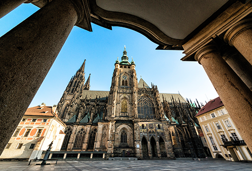 Ngày 01: Dubai - Praha, CH Séc