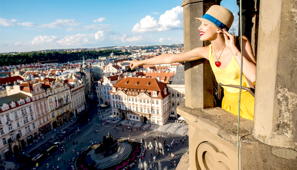 Du khách trẻ tham quan thành phố Praha