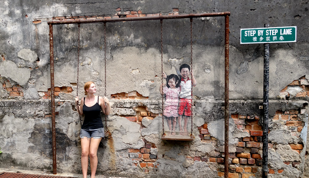 du thuyen 5 sao bien khach chup hinh tai Street Art Penang