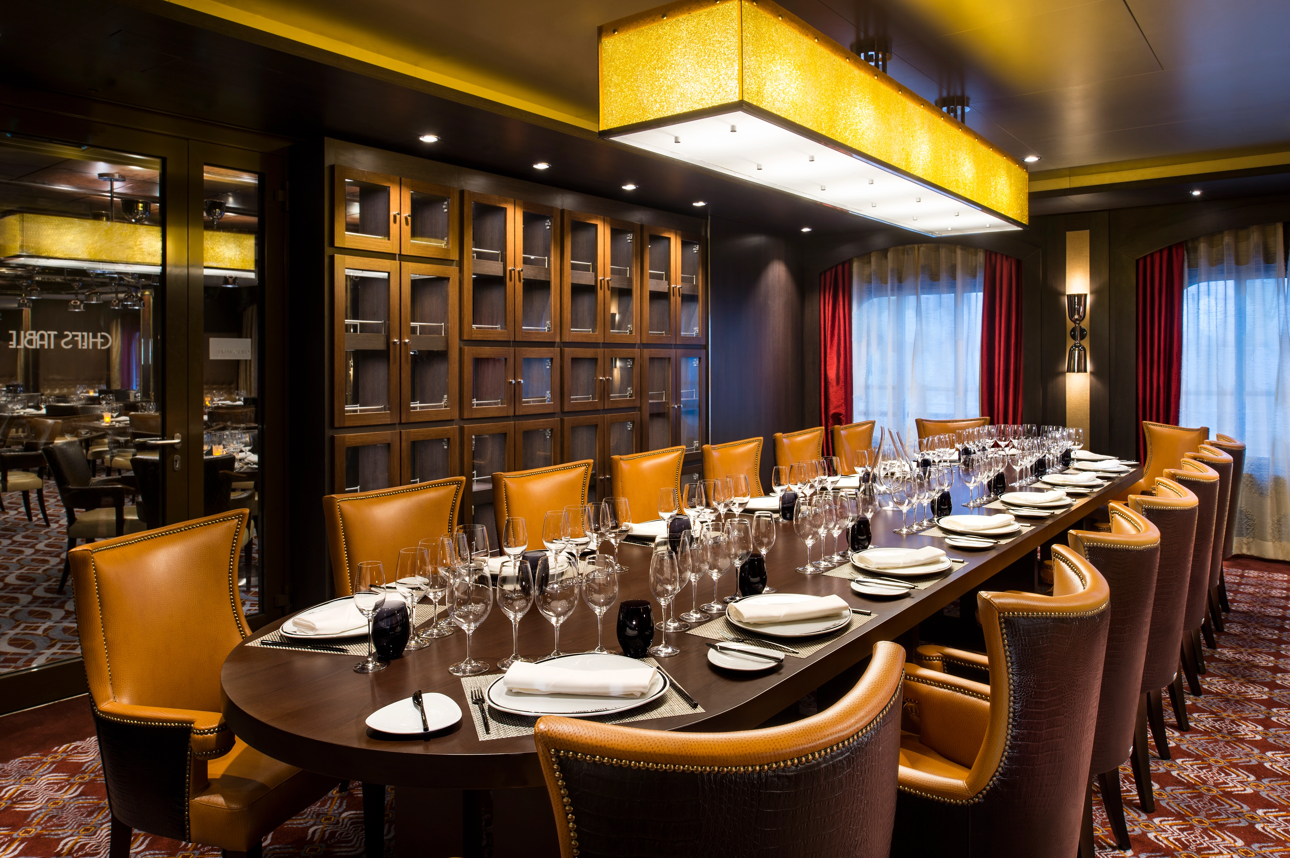 nhà hàng trên du thuyền