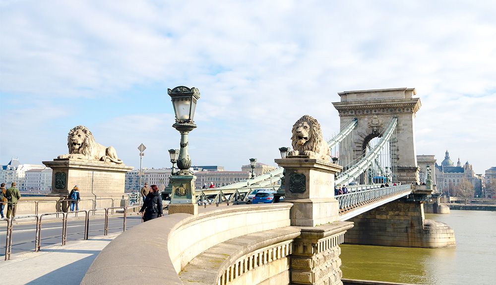 du lịch châu âu cầu charles budapest
