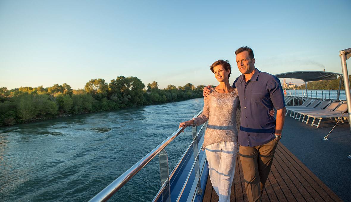 du thuyền sông du khách trải nghiệm khoảnh khắc trên dòng sông danube