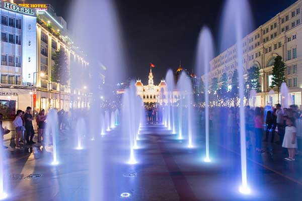 Giáng Sinh Sài Gòn qua những con phố