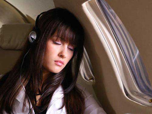 5 bí quyết để ngủ ngon trên máy bay