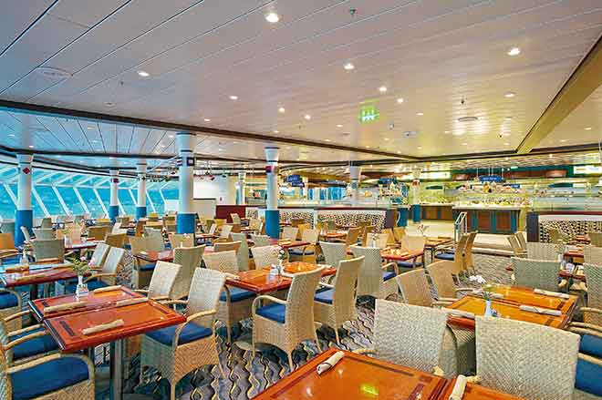 Khu ăn uống tự chọn trên du thuyền