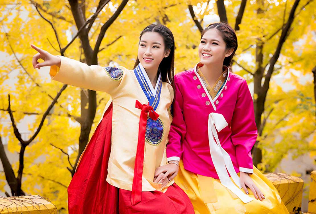 Hoa hậu Mỹ Linh và Á hậu Thanh Tú dao phố Busan trong trang phục Hanbok