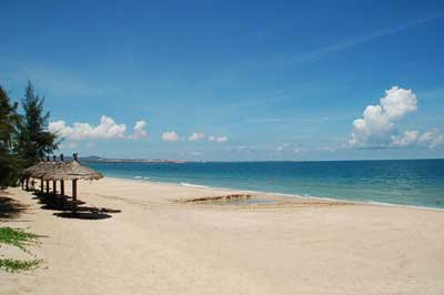 Thơ mộng bãi biển Hòn Rơm